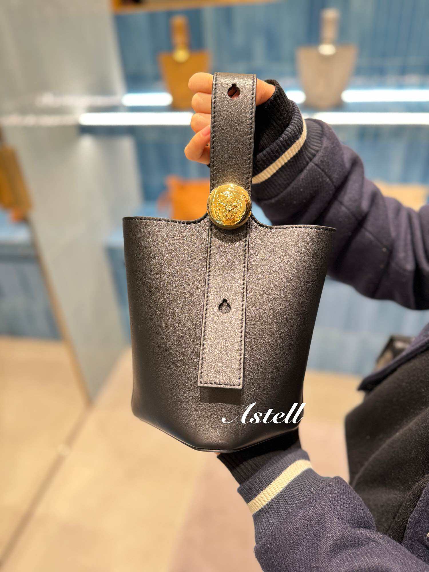 [PRE-ORDER] LOEWE MINI PEBBLE BUCKET BAG IN MELLLOW CALFSKIN